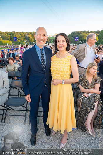 Sommernachtskonzert 2026 - Schloss Schönbrunn, Wien - Fr 19.06.2026 - Martin KOCHER mit Ehefrau Natalie50