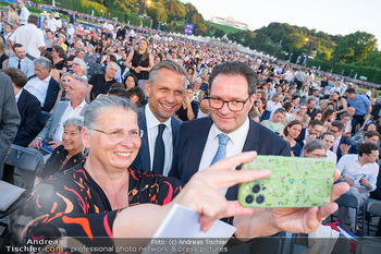Sommernachtskonzert 2026 - Schloss Schönbrunn, Wien - Fr 19.06.2026 - Frau macht Selfie mit Wolfgang HATTMANNSDORFER, Norbert TOTSCHNI53