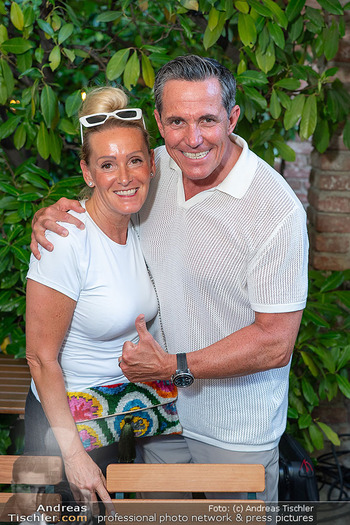 ausg´steckt is´ - Heuriger Dreimäderlhaus, Münchendorf - Do 25.06.2026 - Philipp JELINEK mit Ehefrau Manuela52