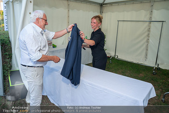 Interspot Sommerfest - Interspot Filmstudios, Wien - Mo 29.06.2026 - Michael SCHOTTENBERG bei der leeren Garderobe118