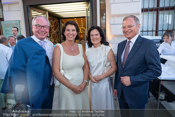 Raiffeisen Sommerfest - Albertina Plateau, Wien - Di 30.06.2026 - Stephan und Marianne PERNKOPF, Thomas STELZER mit Ehefrau Bettin22