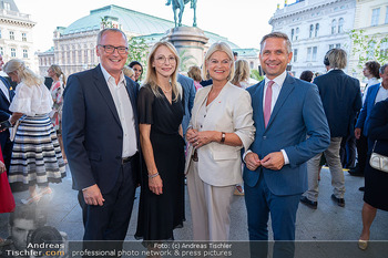 Raiffeisen Sommerfest - Albertina Plateau, Wien - Di 30.06.2026 - Klaus HERRMAN mit Ehefrau Karin, Klaudia TANNER, Wolfgang HATTMA32