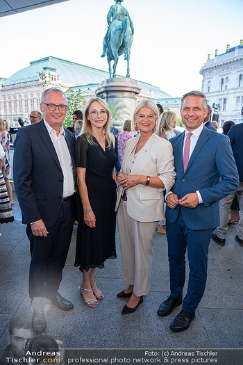 Raiffeisen Sommerfest - Albertina Plateau, Wien - Di 30.06.2026 - Klaus HERRMAN mit Ehefrau Karin, Klaudia TANNER, Wolfgang HATTMA33