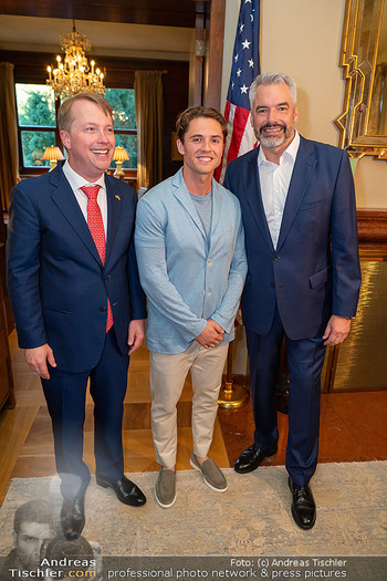 Independence Day Party - Residenz der US-Botschaft, Wien - Do 02.07.2026 - Karl NEHAMMER, US-Botschafter Arthur Graham FISHER mit Freund Ni43