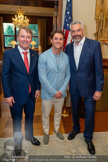 Independence Day Party - Residenz der US-Botschaft, Wien - Do 02.07.2026 - Karl NEHAMMER, US-Botschafter Arthur Graham FISHER mit Freund Ni44