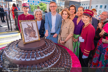250 Jahre Albertina - Torte - Albertina Plateau, Wien - Sa 04.07.2026 - Gruppenfoto Ralph GLEIS, Alexandra WINKLER, Edith HLAWATI, Birgi13