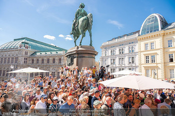 250 Jahre Albertina - Torte - Albertina Plateau, Wien - Sa 04.07.2026 - Übersichtsfoto, großer Andrang, Menschenmassen, Publikum, Gäs31