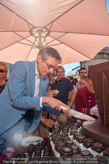 250 Jahre Albertina - Torte - Albertina Plateau, Wien - Sa 04.07.2026 - Ralph GLEIS schneidet die Torte an32