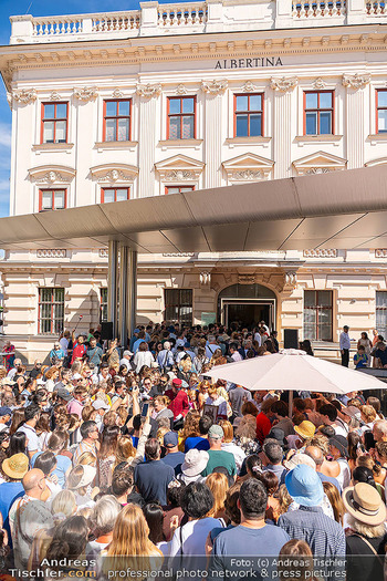 250 Jahre Albertina - Torte - Albertina Plateau, Wien - Sa 04.07.2026 - Übersichtsfoto, großer Andrang, Menschenmassen, Publikum, Gäs38