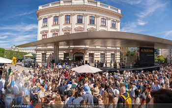 250 Jahre Albertina - Torte - Albertina Plateau, Wien - Sa 04.07.2026 - Übersichtsfoto, großer Andrang, Menschenmassen, Publikum, Gäs39