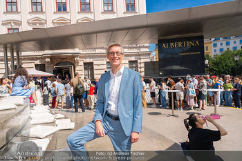250 Jahre Albertina - Torte - Albertina Plateau, Wien - Sa 04.07.2026 - Ralph GLEIS vor der Albertina, im Hintergrund Besucherschlange, 42
