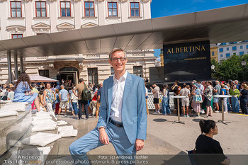 250 Jahre Albertina - Torte - Albertina Plateau, Wien - Sa 04.07.2026 - Ralph GLEIS vor der Albertina, im Hintergrund Besucherschlange, 43