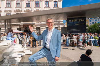 250 Jahre Albertina - Torte - Albertina Plateau, Wien - Sa 04.07.2026 - Ralph GLEIS vor der Albertina, im Hintergrund Besucherschlange, 44