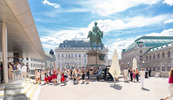 250 Jahre Albertina - Torte - Albertina Plateau, Wien - Sa 04.07.2026 - Albertina, Besucher, Touristen, Museum, Andrang, Reiterstatue, P48