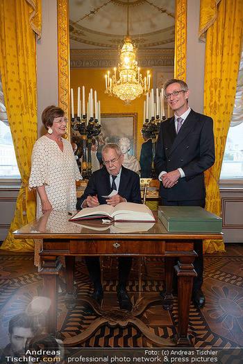 250 Jahre Albertina - Festakt - Albertina, Wien - Sa 04.07.2026 - Alexander VAN DER BELLEN, Doris SCHMIDAUER Eintrag ins Gästebuc91