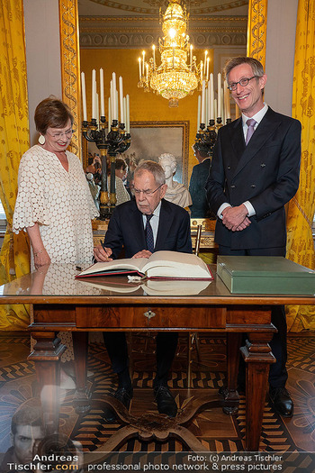 250 Jahre Albertina - Festakt - Albertina, Wien - Sa 04.07.2026 - Alexander VAN DER BELLEN, Doris SCHMIDAUER Eintrag ins Gästebuc92