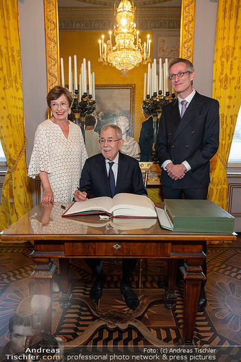 250 Jahre Albertina - Festakt - Albertina, Wien - Sa 04.07.2026 - Alexander VAN DER BELLEN, Doris SCHMIDAUER Eintrag ins Gästebuc93