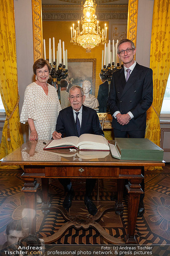 250 Jahre Albertina - Festakt - Albertina, Wien - Sa 04.07.2026 - Alexander VAN DER BELLEN, Doris SCHMIDAUER Eintrag ins Gästebuc94