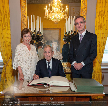 250 Jahre Albertina - Festakt - Albertina, Wien - Sa 04.07.2026 - Alexander VAN DER BELLEN, Doris SCHMIDAUER Eintrag ins Gästebuc95