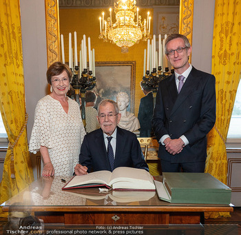 250 Jahre Albertina - Festakt - Albertina, Wien - Sa 04.07.2026 - Alexander VAN DER BELLEN, Doris SCHMIDAUER Eintrag ins Gästebuc96