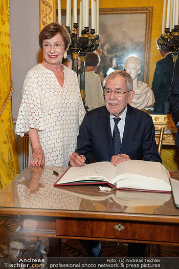 250 Jahre Albertina - Festakt - Albertina, Wien - Sa 04.07.2026 - Alexander VAN DER BELLEN, Doris SCHMIDAUER Eintrag ins Gästebuc97