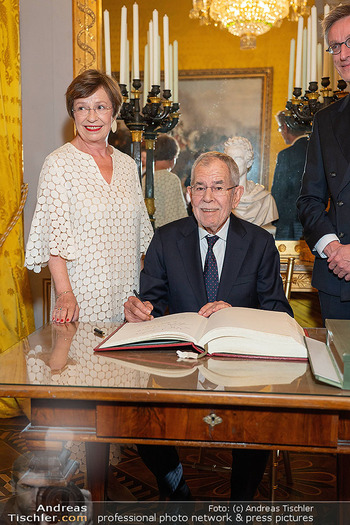 250 Jahre Albertina - Festakt - Albertina, Wien - Sa 04.07.2026 - Alexander VAN DER BELLEN, Doris SCHMIDAUER Eintrag ins Gästebuc98