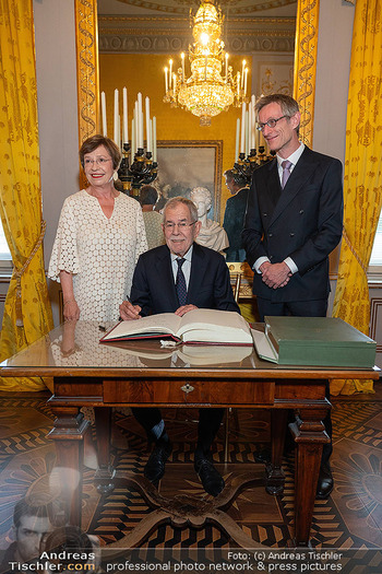 250 Jahre Albertina - Festakt - Albertina, Wien - Sa 04.07.2026 - Alexander VAN DER BELLEN, Doris SCHMIDAUER Eintrag ins Gästebuc99
