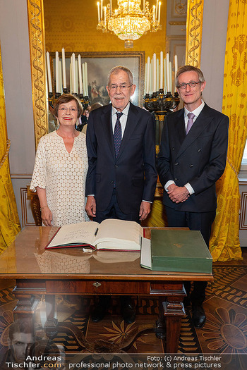 250 Jahre Albertina - Festakt - Albertina, Wien - Sa 04.07.2026 - Alexander VAN DER BELLEN, Doris SCHMIDAUER Eintrag ins Gästebuc101