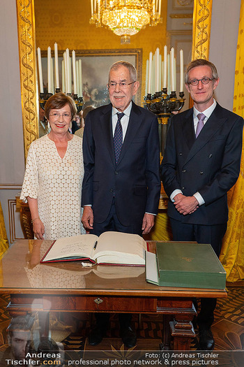 250 Jahre Albertina - Festakt - Albertina, Wien - Sa 04.07.2026 - Alexander VAN DER BELLEN, Doris SCHMIDAUER Eintrag ins Gästebuc102