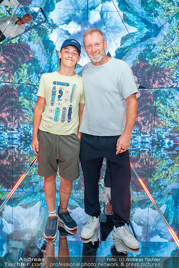 ´Planet der Tiere´ Ausstellung - Immersium, Wien - Mo 06.07.2026 - Stefan KOUBEK mit Sohn John im Kaleidoskop95