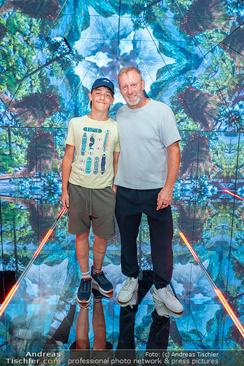 ´Planet der Tiere´ Ausstellung - Immersium, Wien - Mo 06.07.2026 - Stefan KOUBEK mit Sohn John im Kaleidoskop96