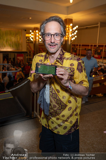 Kinopremiere ´The Stories´ - Gartenbaukino Wien - Di 07.07.2026 - Michael OSTROWSKI schaut Fußball-WM am Handy32