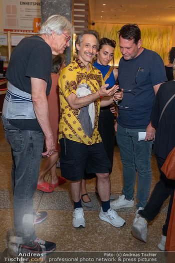Kinopremiere ´The Stories´ - Gartenbaukino Wien - Di 07.07.2026 - Michael OSTROWSKI schaut Fußball-WM am Handy35