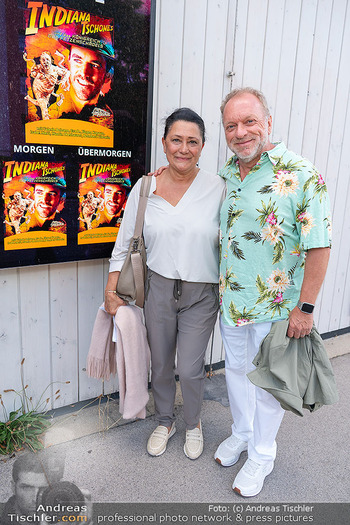 Premiere ´Indiana Tschones´ - Tschauner Bühne, Wien - Mi 08.07.2026 - Reinhard NOWAK mit Ehefrau Arzu5