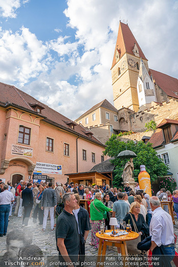 Premiere ´Carmen darf nicht platzen´ - Weissenkirchen, NÖ - Di 21.07.2026 - Übersichtsfoto von außen, Kirchenplatz, Publikum30