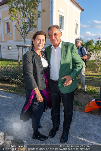Premiere ´Hello, Dolly!´ - Schloss Haindorf Langenlois, NÖ - Do 23.07.2026 - Franz WITTMANN mit Ehefrau Rolanda30