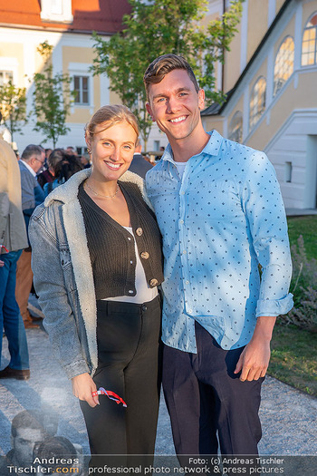 Premiere ´Hello, Dolly!´ - Schloss Haindorf Langenlois, NÖ - Do 23.07.2026 - Roman SCHINDLER mit Freundin Patrizia49