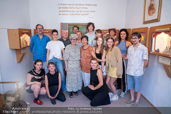 Dany Sigel führt durchs Museum - Raimund Museum, Gutenstein - Sa 25.07.2026 - Gruppenfoto Ensemble Gutenstein mit Dany SIGEL18