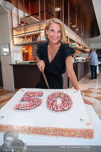 50er Kristina Sprenger - Cafe Utopia, Wien - So 26.07.2026 - Kristina SPRENGER mit Geburtstagstorte9