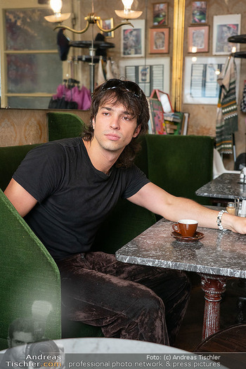 Interview Bibiza - Cafe Jelinek, Wien - Di 28.07.2026 - Franz Laurenz BIBIZA (Portrait)4