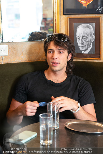 Interview Bibiza - Cafe Jelinek, Wien - Di 28.07.2026 - Franz Laurenz BIBIZA (Portrait)10
