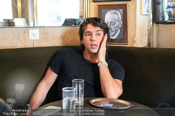 Interview Bibiza - Cafe Jelinek, Wien - Di 28.07.2026 - Franz Laurenz BIBIZA (Portrait)15