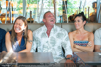 Pressekonferenz ´Knock at 8´ - Brotway, Wien - Di 04.08.2026 - Max FRAISL mit Ehefrau Maria und Filmehefrau Adriana ZARTL71