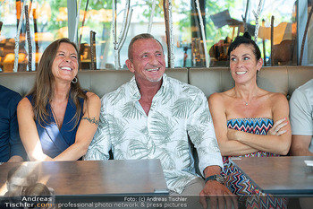 Pressekonferenz ´Knock at 8´ - Brotway, Wien - Di 04.08.2026 - Max FRAISL mit Ehefrau Maria und Filmehefrau Adriana ZARTL72
