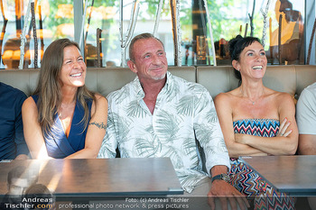Pressekonferenz ´Knock at 8´ - Brotway, Wien - Di 04.08.2026 - Max FRAISL mit Ehefrau Maria und Filmehefrau Adriana ZARTL73