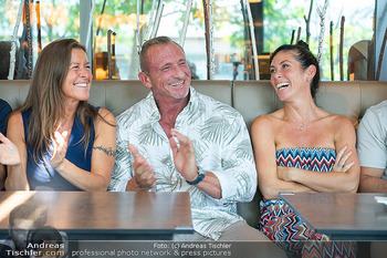 Pressekonferenz ´Knock at 8´ - Brotway, Wien - Di 04.08.2026 - Max FRAISL mit Ehefrau Maria und Filmehefrau Adriana ZARTL75
