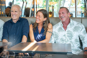 Pressekonferenz ´Knock at 8´ - Brotway, Wien - Di 04.08.2026 - Will ROBERTS, Max FRAISL mit Ehefrau Maria76