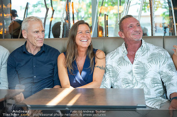 Pressekonferenz ´Knock at 8´ - Brotway, Wien - Di 04.08.2026 - Will ROBERTS, Max FRAISL mit Ehefrau Maria77