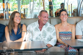 Pressekonferenz ´Knock at 8´ - Brotway, Wien - Di 04.08.2026 - Max FRAISL mit Ehefrau Maria und Filmehefrau Adriana ZARTL92
