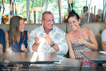 Pressekonferenz ´Knock at 8´ - Brotway, Wien - Di 04.08.2026 - Max FRAISL mit Ehefrau Maria und Filmehefrau Adriana ZARTL94